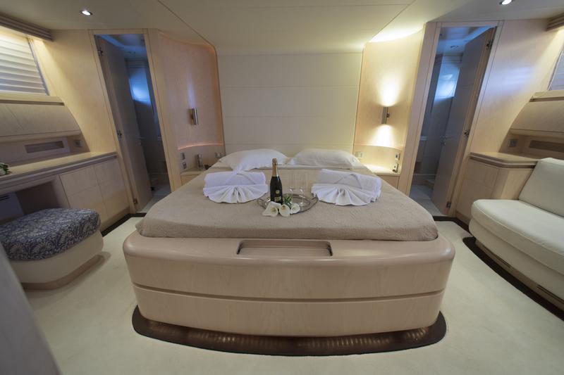 Book yachts online - motorboat - Maiora 108 - Princess L - rent