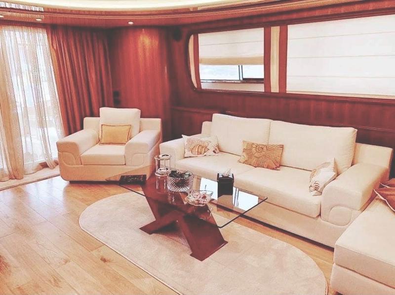 Book yachts online - motorboat - Falcon 92 - Lucy Pink - rent