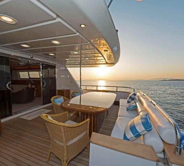 Book yachts online - motorboat - Falcon 92 - Lucy Pink - rent