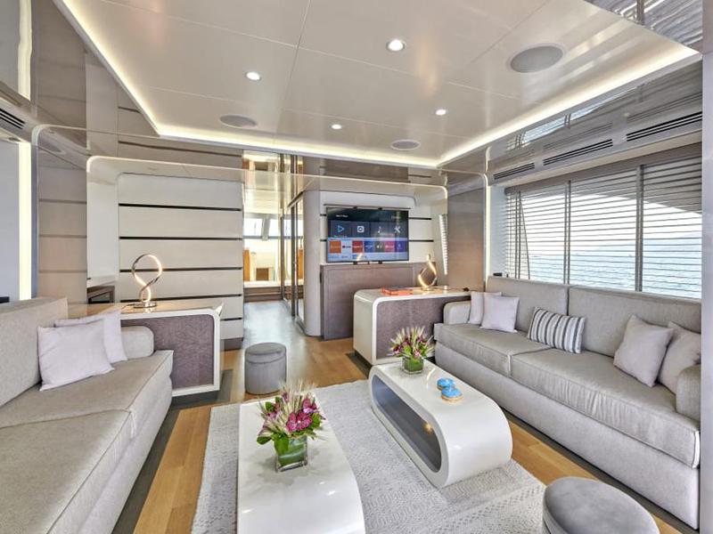 Book yachts online - motorboat - Azimut 85F - La Fenice - rent
