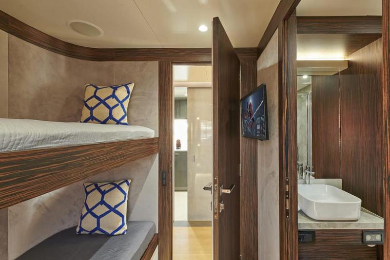 Book yachts online - motorboat - Azimut 85F - La Fenice - rent