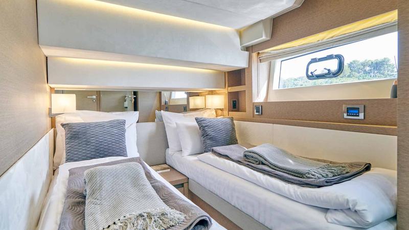 Book yachts online - motorboat - Prestige 630S - Simull - rent