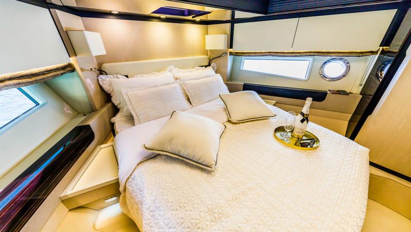 Book yachts online - motorboat - Azimut 66 Fly - My Karat II - rent