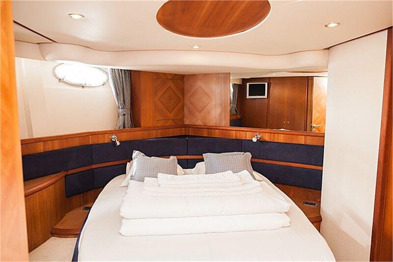 Book yachts online - False - Cranchi M 44 HT - Medusa - rent