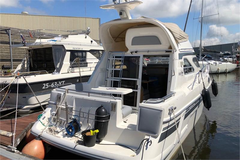 Book yachts online - False - Sealine 320 Flybridge - Saline - rent