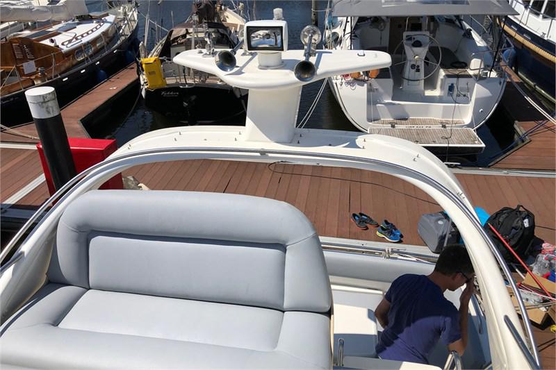 Book yachts online - False - Sealine 320 Flybridge - Saline - rent