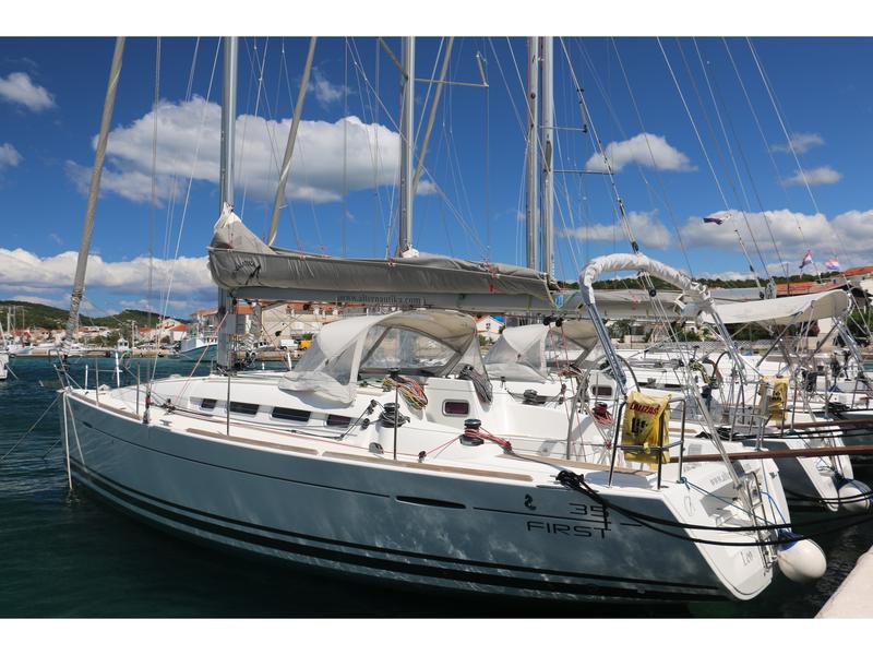 Book yachts online - sailboat - First 35 - Aquarius - rent