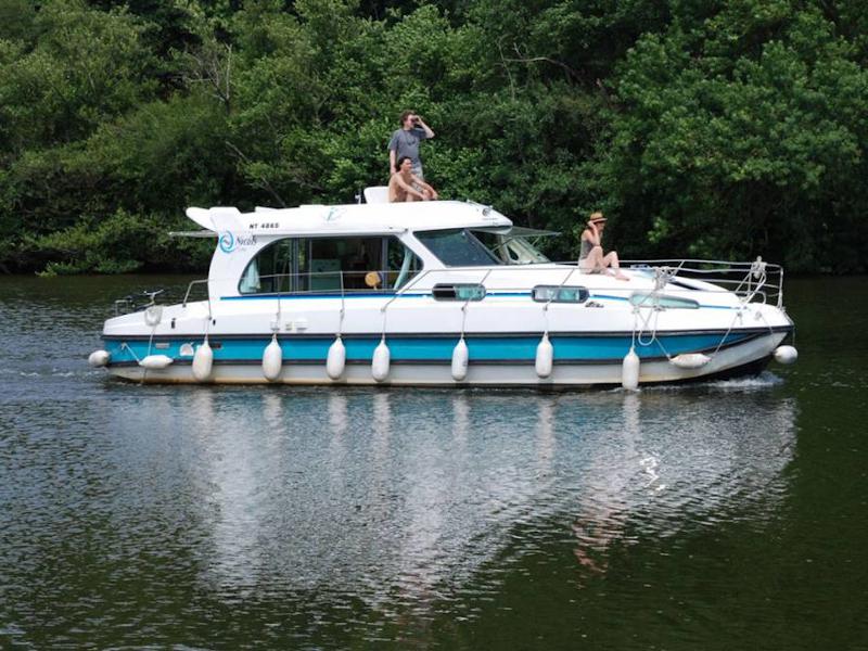 Book yachts online - motorboat - Sedan 1170 - AIGLEPIERRE FR - rent