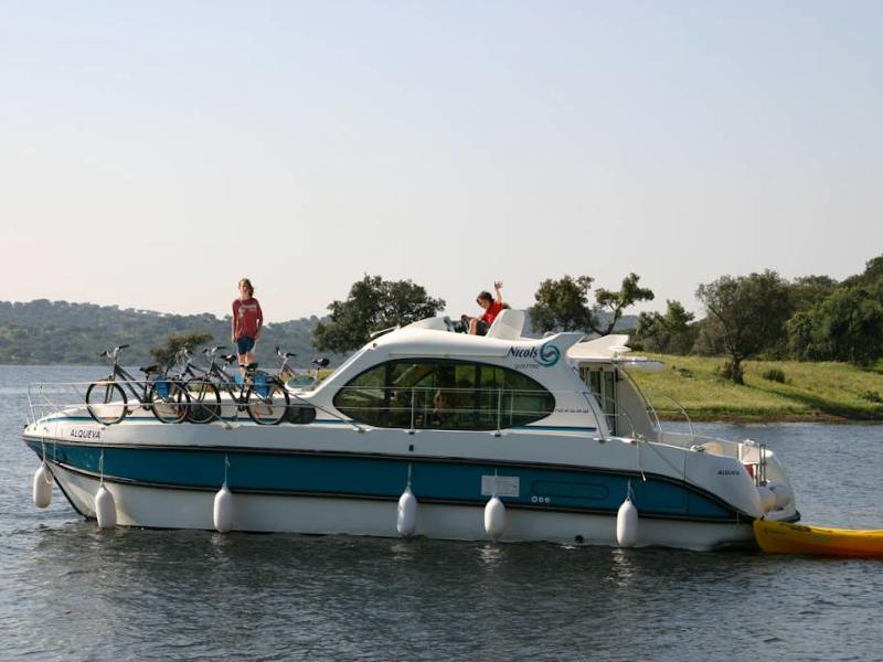 Book yachts online - motorboat - Estivale Quattro B - LILIK HU - rent