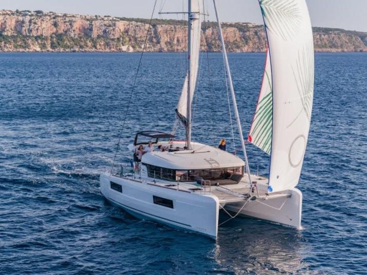 Book yachts online - catamaran - Lagoon 40 - Hayra - rent