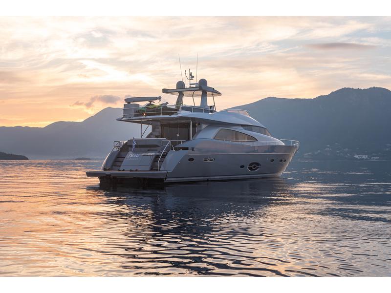 Book yachts online - motorboat - Royal Denship 85 - Stela 117 - rent
