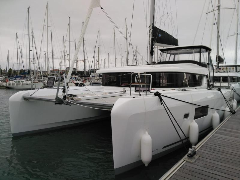 Book yachts online - catamaran - Lagoon 42 Premium A/C - Moka - rent
